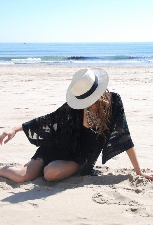chic-beach-look-with-hat