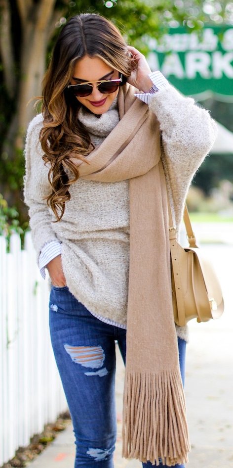 high-wasted-jeans-beige-sweater