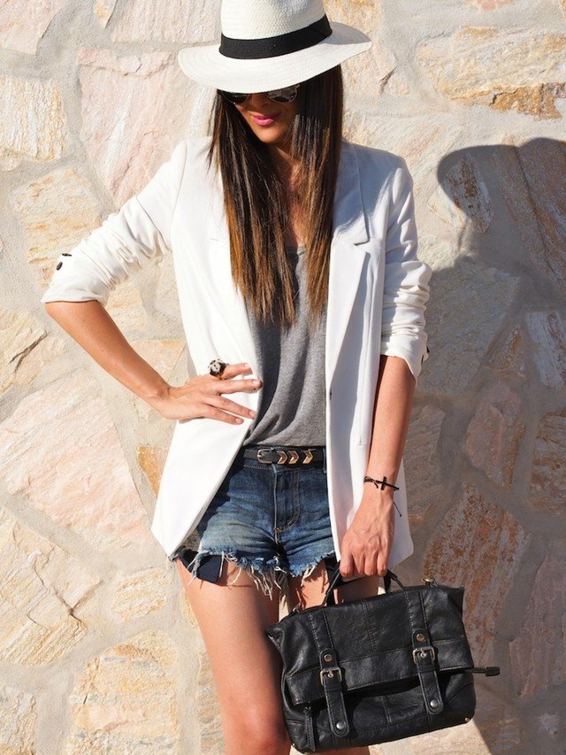 long-blazer-and-white-hat-outfit