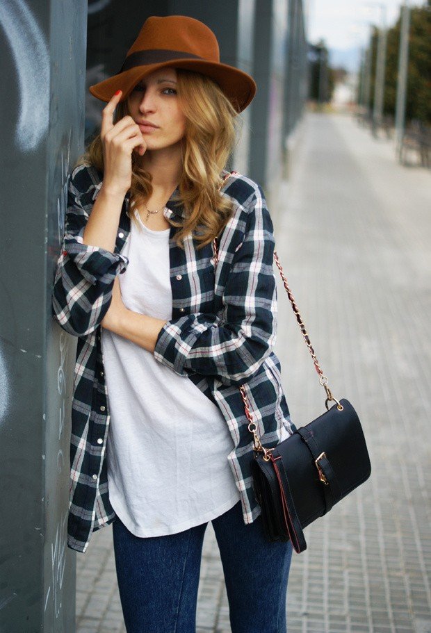 plaid-outfit-idea-with-brown-hat