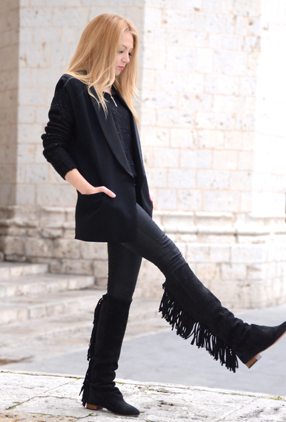 black-outfit-with-long-blazers