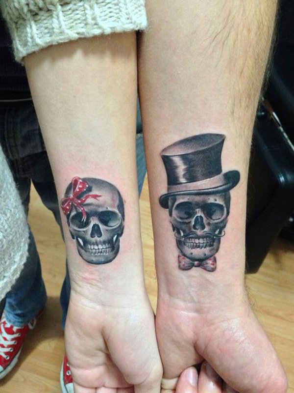 matching-skull-tattoos-on-couple-wris