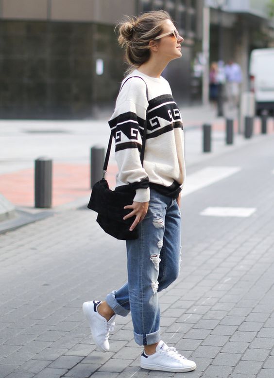 boyfriend-jeans-and-white-shoes