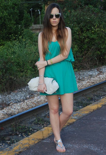 green-dress-outfit-idea-with-silver-shoes