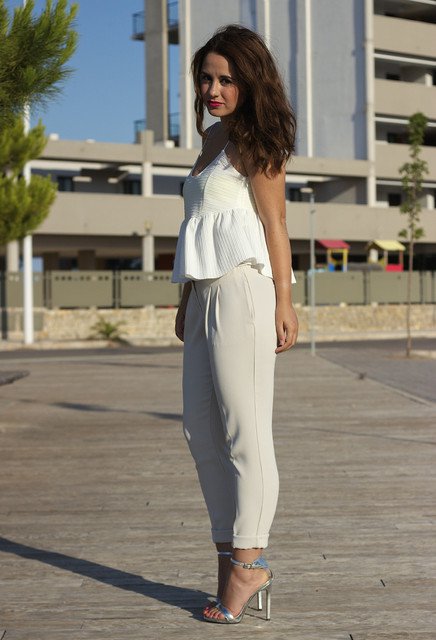 white-outfit-ideas-with-silver-shoes